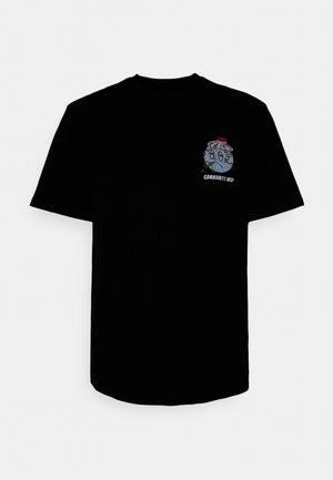 Camiseta negra de algodón con un diseño gráfico colorido en el área del pecho izquierdo que incluye texto y un motivo de gorra redonda. Mangas cortas, cuello redondo.