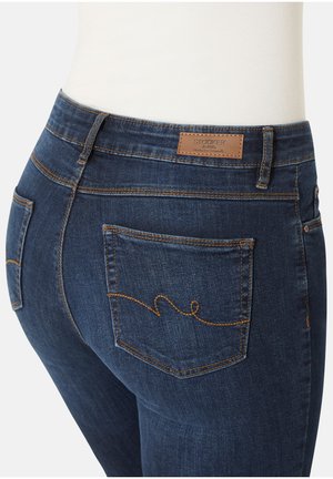 Dunkelblaue Denim-Jeans mit slim Fit, mit geschwungenen Nähten an den Gesäßtaschen und einem Lederetikett mit Markennamen am Bund.