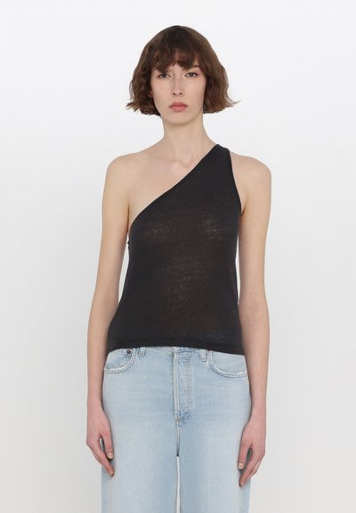 Top negru, cu un umăr, realizat dintr-un material ușor și ușor translucid. Design ajustat cu o margine curată, asortat cu blugi largi ușor albaștri.