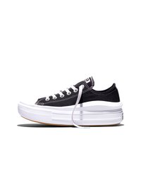 Zwarte lage sneaker met witte veters, dikke witte rubberen zool en een losse veter die aan de zijkant hangt tegen een witte achtergrond.