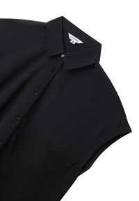 Camicia nera a maniche corte realizzata in tessuto morbido, con colletto classico, pattina dei bottoni e una tasca singola sul lato sinistro.