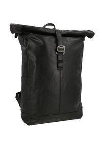 Sac à dos en cuir noir à rabat, avec une texture lisse, une boucle en métal argenté et une poche latérale. Design minimaliste avec de subtils détails de couture.