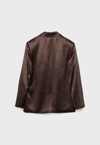Blazer marrone in satin a maniche lunghe con colletto a revers, mostrato da dietro su uno sfondo grigio chiaro uniforme.