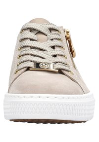 Baskets en suède beige avec des lacets plats gris, accent en métal doré sur le côté, semelle blanche texturée et détails de couture minimalistes.