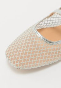 Lettvekts mesh balletflats med firkantet tå, sølvkant og diamantmønster; beige innvendig fôr og myk tekstur.