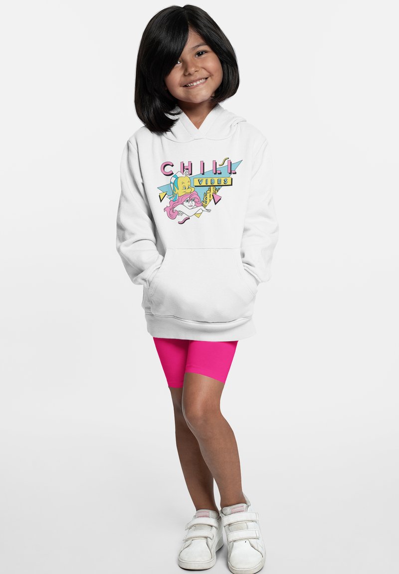 Sudadera blanca con gráfico "CHILL VIBES", detalles en rosa, combinada con pantalones cortos rosa brillante. Un calzado blanco completa el atuendo casual.