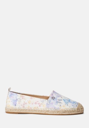 Chaussure de style espadrille avec une tige en tissu floral aux couleurs pastel et une semelle en jute tressé. Présente un bout fermé et des panneaux latéraux élastiques.