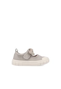Zapato de lona gris con una correa de gancho y bucle, puntera redonda y suela de goma blanca texturizada. Presenta un pequeño logo en el lateral.