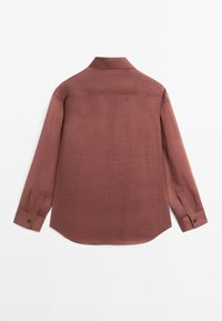 Brun langærmet skjorte lavet af struktureret stof, med en klassisk krave og knappede manchetter, og en lige kant samt detaljer på ryggen.