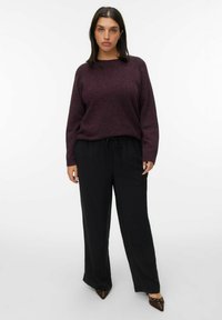 Bordeaux sweater med en afslappet pasform og rund hals, parret med sorte, løstsiddende bukser. Begge beklædningsgenstande har en blød tekstur.