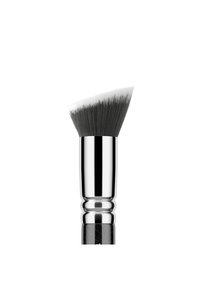 Pennello per trucco a piatto con setole sintetiche in bianco e nero. Ferrule in metallo argentato con base arrotondata, finitura liscia e lucida.