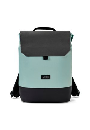 Fekete felső fedéllel, világoskék testtel, fekete aljjal rendelkező hátizsák, párnázott pántokkal és elöl "Larkson Hamburg" felirattal.
