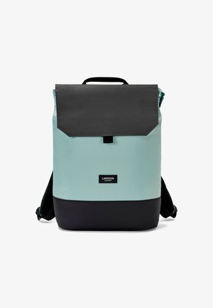 Plecak z czarną górną klapą, jasnoniebieskim korpusem, czarnym dnem, wyściełanymi paskami oraz metką "Larkson Hamburg" z przodu.