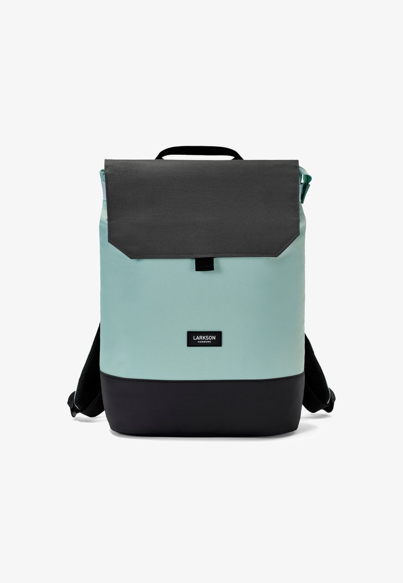 Sac à dos avec rabat supérieur noir, corps bleu clair, fond noir, bretelles rembourrées et étiquette "Larkson Hamburg" à l'avant.