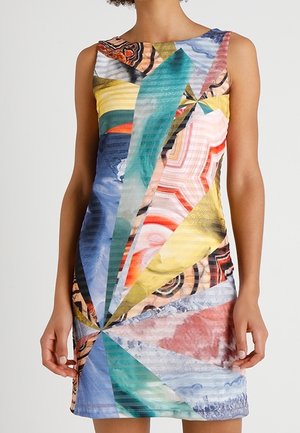 Robe sans manches jusqu'aux genoux avec des motifs géométriques abstraits multicolores dans des tons de bleu, jaune, rouge, vert et rose.