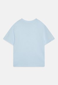 Helles blaues T-Shirt mit kurzen Ärmeln und Rundhalsausschnitt, aus weicher Baumwolle, mit glatter Textur und lässiger Passform.