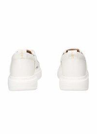 Baskets blanches avec une texture en cuir lisse, une forme arrondie et des accents jaunes contrastants, arborant un logo au niveau du talon et des perforations sur le côté.