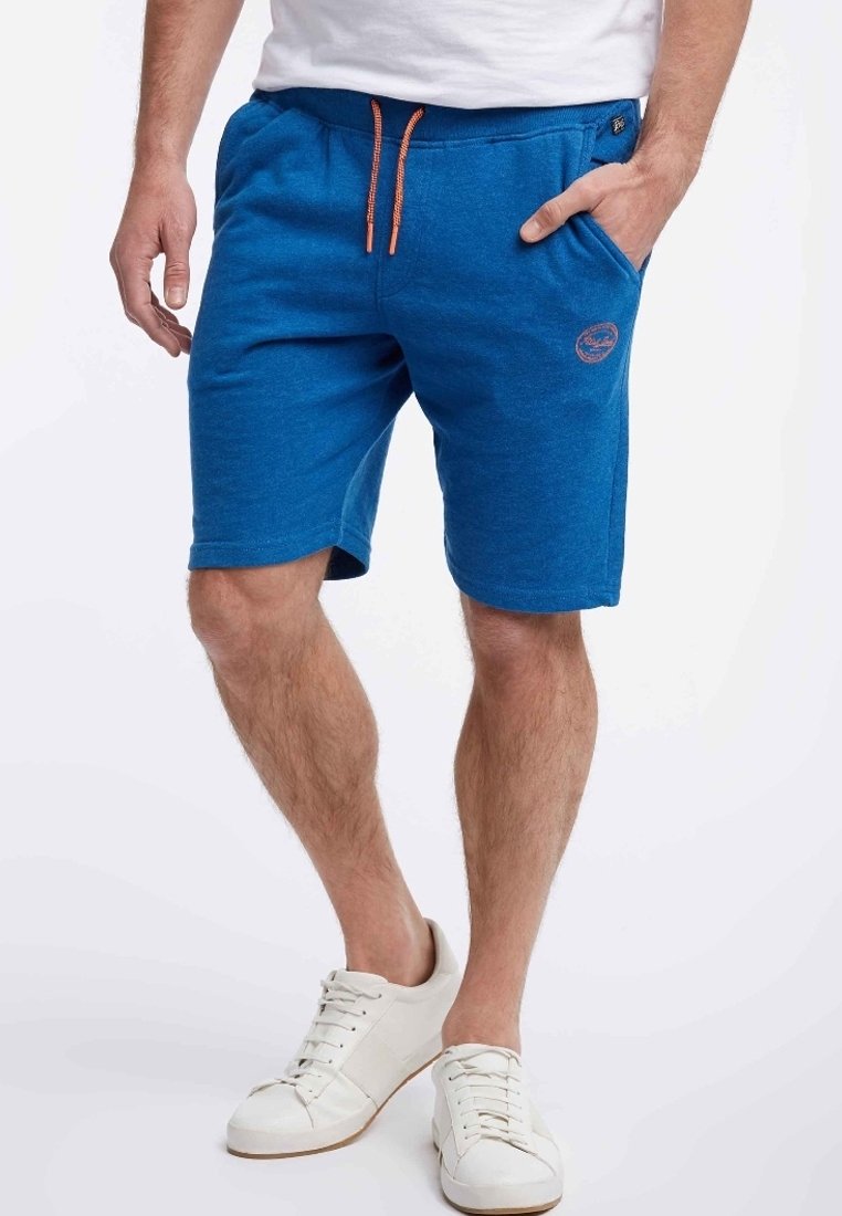 Pantalones cortos de algodón azul con cintura elástica y cordón naranja, que cuentan con un bolsillo lateral y un pequeño logo en la pierna izquierda.
