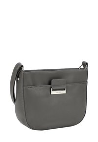 Borsa a tracolla in pelle grigia con superficie texturizzata, chiusura con gancio laterale e tracolla regolabile. Presenta un design elegante e arrotondato.