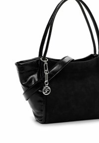 Must musta nahk tote-kott kahte kätet, millel on hõbedased aksessuaarid ja peened tekstuurid. Kõver kuju ja avatud ülaosa disain.