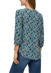 Bluse mit Blumenmuster in Blau-, Grün- und Schwarztönen, mit rundem Halsausschnitt und Dreiviertelärmeln, aus leichtem Stoff gefertigt.