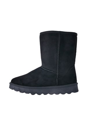 Zwarte suede enkellaars met een ronde neus, een gestructureerd oppervlak, een dikke rubberen zool en een gestikt zoomontwerp langs de zijkanten.
