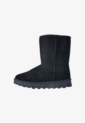 Stivaletto in suede nero con punta arrotondata, superficie texturizzata, suola in gomma spessa e design con cuciture lungo i lati.