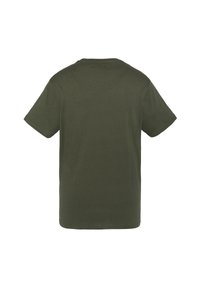 Camiseta de algodón verde oliva con mangas cortas, cuello redondo y un diseño sencillo. Textura suave sin logotipos o patrones visibles.