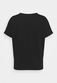 T-shirt in cotone nero con maniche corte arrotolate, colletto rotondo e orlo dritto, caratterizzato da una texture liscia e senza motivi visibili.