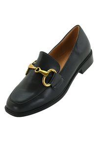 Mocasín de cuero negro con punta cuadrada, acentos de hardware dorado y un tacón bajo. Textura suave con detalles de costura en la parte superior.