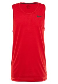 Rød Nike Dri-FIT ærmeløs atletisk tank top. Glat tekstur, rund halsudskæring og en lille sort logo øverst til venstre. Sportsligt snit og pasform.