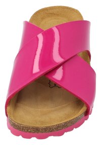 Sandalia de pu patentada en color rosa con diseño de tiras cruzadas, plantilla acolchada en color beige y suela de goma texturizada. Detalle de corcho visible en los lados.