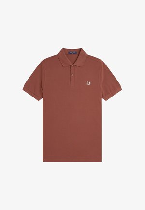 Polo marrone realizzata in tessuto con una texture liscia. Presenta un colletto e un emblema bianco sul lato sinistro del petto. Maniche corte.