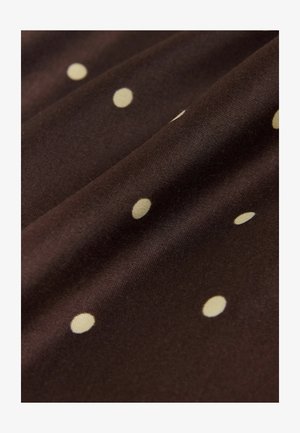 Brązowa tkanina o gładkiej fakturze, zdobiona rozrzuconymi kremowymi kropkami o różnych rozmiarach na powierzchni.