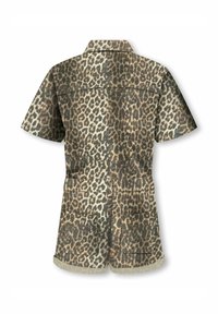 Combinaison à manches courtes en imprimé léopard en tissu texturé, avec un col, deux poches avant et un détail de bas contrasté clair.