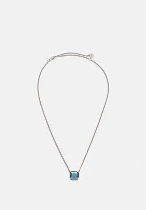 Zilveren ketting met een enkele vierkant geslepen blauwe edelsteen hanger op een witte achtergrond.