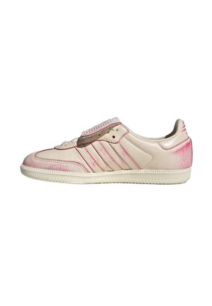 Sneaker in pelle color avorio con dettagli rosa, strisce laterali, chiusura con lacci e suola in gomma texturizzata, mostrata dal lato esterno.