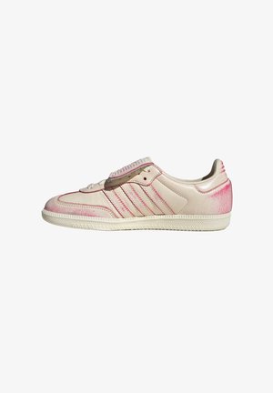 Sneaker in pelle color avorio con dettagli rosa, strisce laterali, chiusura con lacci e suola in gomma texturizzata, mostrata dal lato esterno.