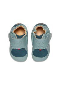 Zapatos de cuero azul claro con una puntera de ante azul más oscuro, abertura elástica y un diseño de conejo en la parte frontal, con un botón de acento rojo.