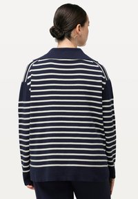 Dunkelblauer Pullover mit weißen horizontalen Streifen, mit Kragen und lockerer Passform, aus weichem Strickmaterial. Schlichtes Design ohne Verzierungen.