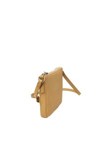 Żółta skórzana torebka crossbody o prostokątnym kształcie, z zamknięciem na zamek i odczepianym paskiem. Gładka faktura z minimalną ilością elementów metalowych.