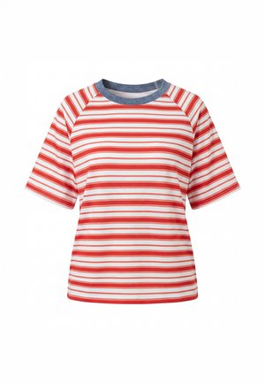 Kurzärmeliges Hemd mit horizontalen rot-weißen Streifen und kontrastierendem blauem Rundhalsausschnitt auf weißem Hintergrund.