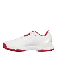 Zapatilla deportiva blanca con acentos rojos, parte superior sintética, paneles de malla para transpirabilidad, suela de goma con patrón de textura.