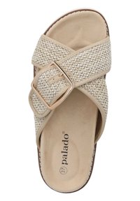 Sandalo beige a slip-on con cinturino intrecciato e fibbia metallica, dotato di una soletta imbottita e suola testurizzata per una maggiore aderenza.