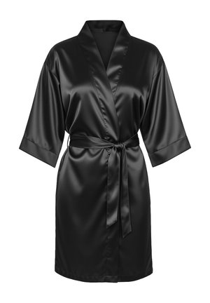Schwarzer Satin-Mantel mit Wickeldesign, weiten Ärmeln und passendem Gürtel zur Taillierung. Glatte Textur mit glänzender Oberfläche.
