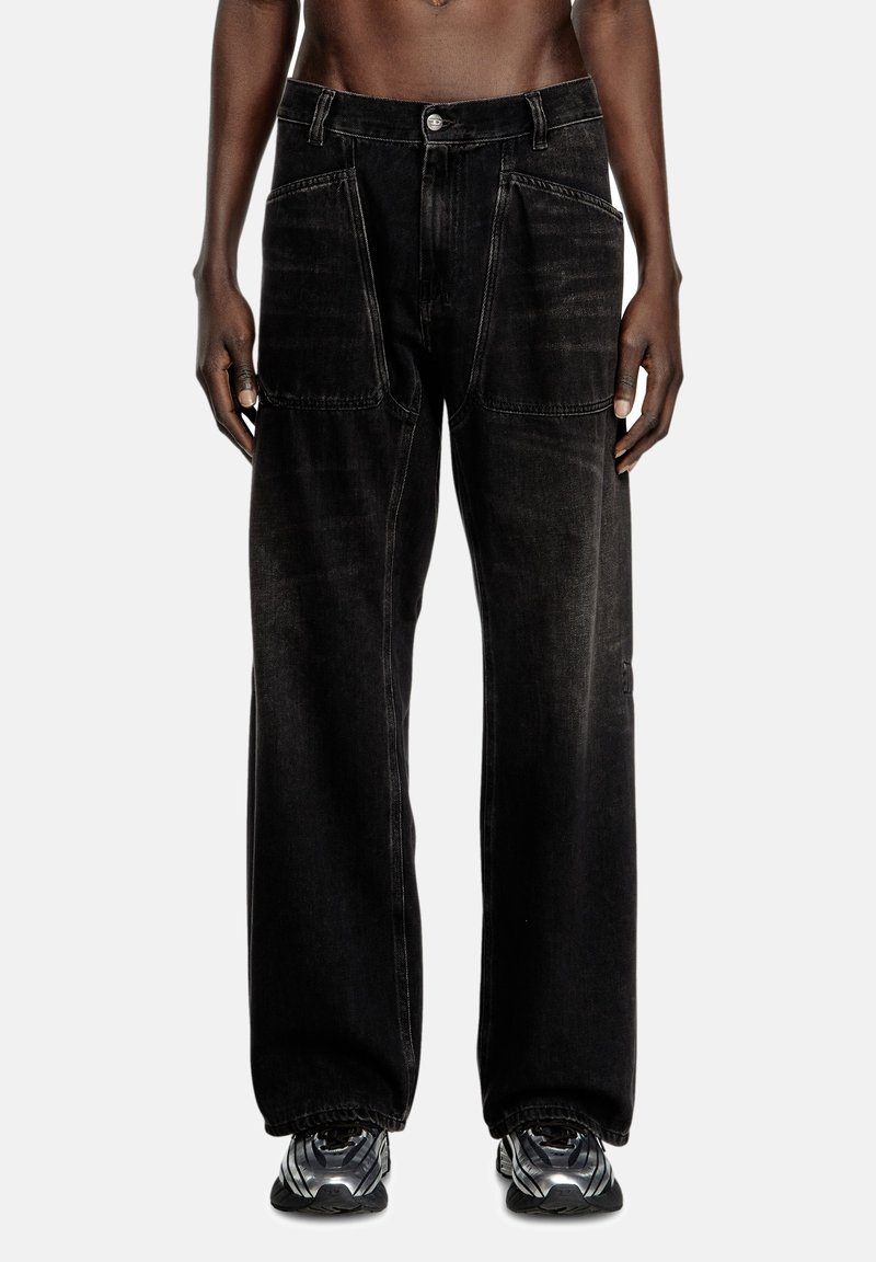 Pantaloni wide-leg in denim nero con due grandi tasche anteriori e una texture sbiadita. Presentano una chiusura con bottone e una vestibilità ampia.
