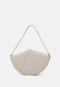 Borsa a tracolla in pelle beige con una forma unica a mezzaluna, texture liscia e una tracolla sottile. Presenta un logo goffrato discreto.