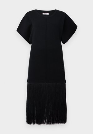 Abito nero con design a maniche corte, parte superiore a tinta unita e orlo frangiato con contrasto di texture nella parte inferiore.