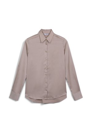 Chemise à manches longues et boutonnée en tissu beige clair. Elle présente un col classique, une texture lisse et des boutons en forme de perle sur le devant.