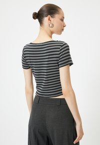 Koton - T-shirt z nadrukiem
